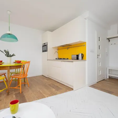 דירה Colorful Two Bedroom Platynowa Perfect For Remote Work By Renters ורשה