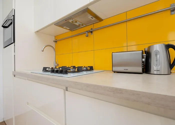 Colorful Two Bedroom Platynowa Perfect For Remote Work By Renters * ורשה