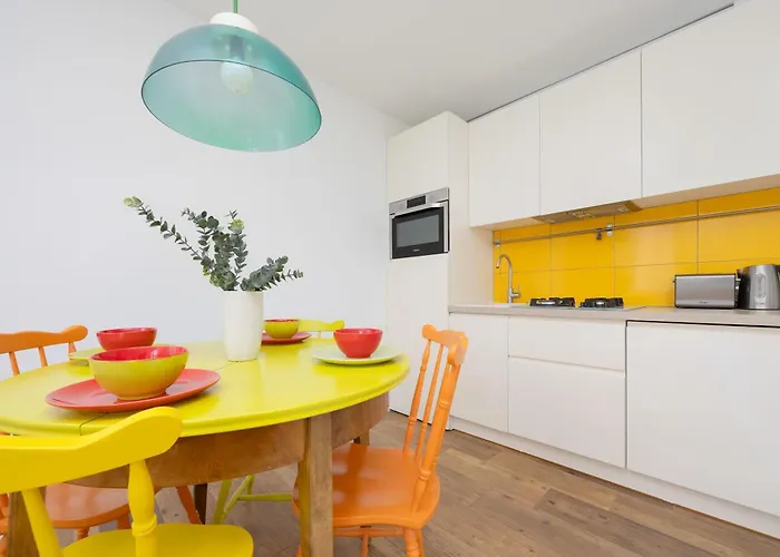 Colorful Two Bedroom Platynowa Perfect For Remote Work By Renters *