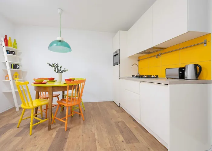 דירה Colorful Two Bedroom Platynowa Perfect For Remote Work By Renters ורשה