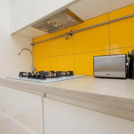 Colorful Two Bedroom Platynowa Perfect For Remote Work By Renters * ワルシャワ