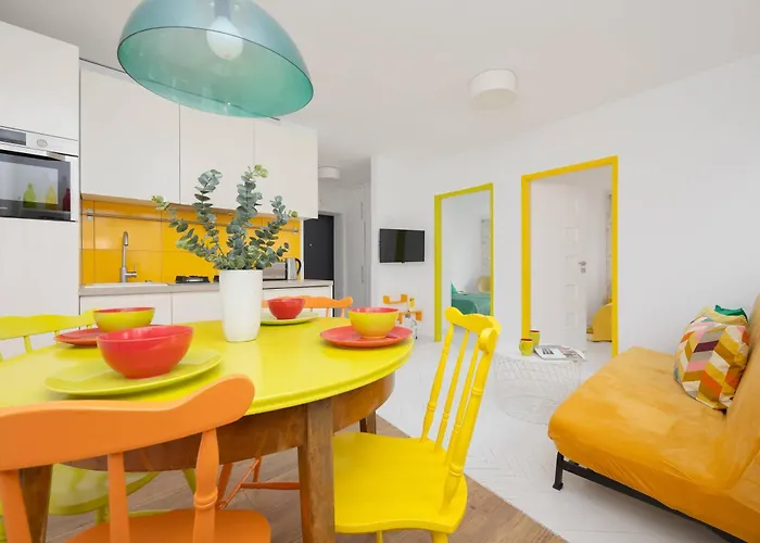 Colorful Two Bedroom Platynowa Perfect For Remote Work By Renters Warsaw