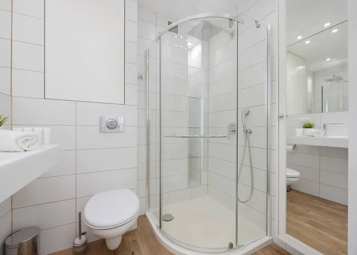 Colorful Two Bedroom Platynowa Perfect For Remote Work By Renters ワルシャワ