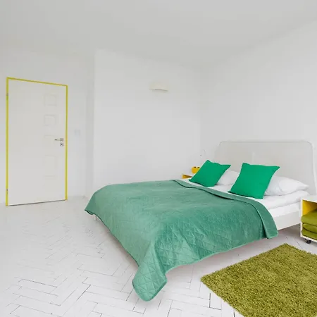 Colorful Two Bedroom Platynowa Perfect For Remote Work By Renters Apartamento *